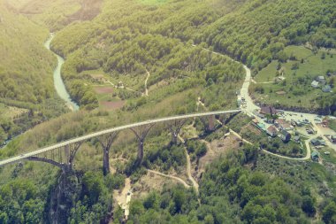 Yeşil orman, üstten görünüm ile kaplı dağlarda araba Köprüsü