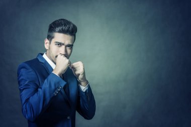 Çekici genç bir mavi takımı ayakta mücadele bir duruş. Tonda