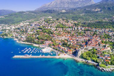 Bir marina ile güzel şehrin üstten görünüm
