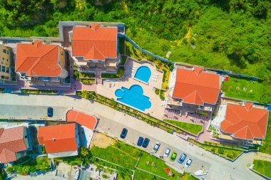 Bir yüzme havuzu ile evlerin üstten görünüm