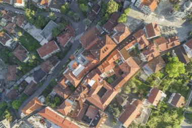Üst şehrin sokaklarında manzaralı evler ve otoyol kırmızı çatılar