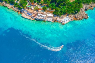 Binalar bir kayalık sahil ve beyaz tekne deniz, üstten görünüm