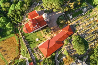 Üst görüntülemek eski bir mezarlık ile Manastırı