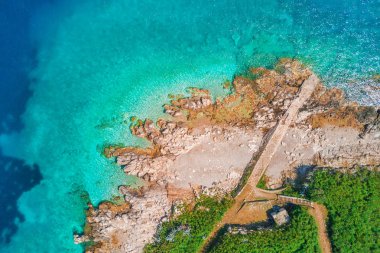 Denize taş bir yol üstten görünüm