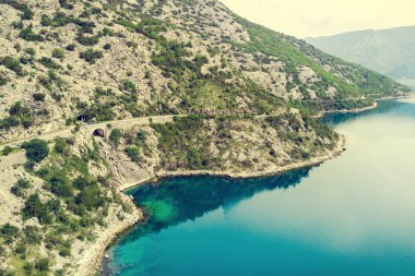 Otoyol denize yakın dağlarda