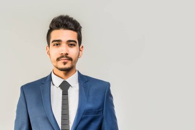 Gri bir arka plan üzerinde mavi elbiseli Genç çekici adam. İzole
