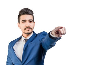 Bir parmak ileri beyaz bir arka plan üzerinde gösterilen mavi elbiseli Genç çekici adam. İzole