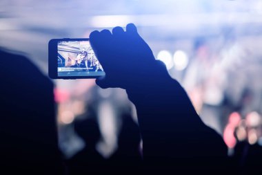 Bir gece kulübünde smartphone dizide adam kaldırır