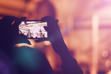 Bir gece kulübünde smartphone dizide adam kaldırır