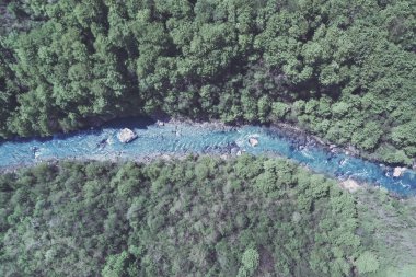 Dağlarda bir yeşil orman tarafından çevrili Nehri'nin üstten görünüm