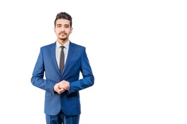 Beyaz zemin üzerinde mavi elbiseli Genç çekici adam. İzole