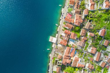 Güzel bir şehir deniz kenarında kırmızı çatılar ile üstten görünüm