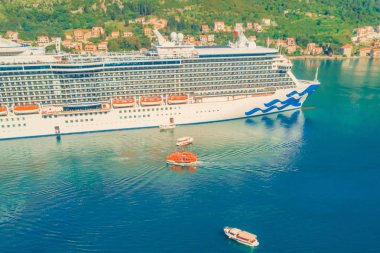 Bay Cruise liner
