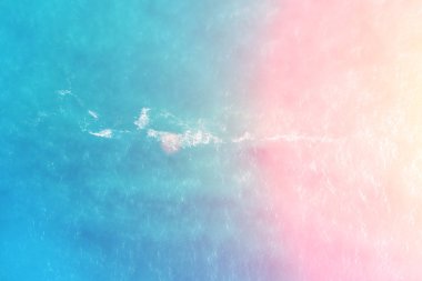 Güneş ışığı altında arka plan mavi denizin üstten görünüm