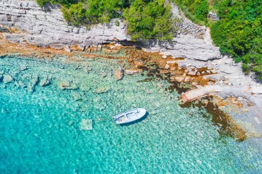 Rıhtımın mavi tekne