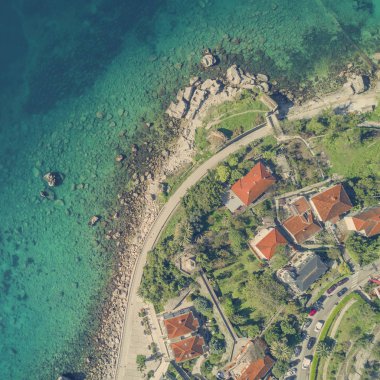 Evlerin denize yakın kırmızı çatılar ile üstten görünüm