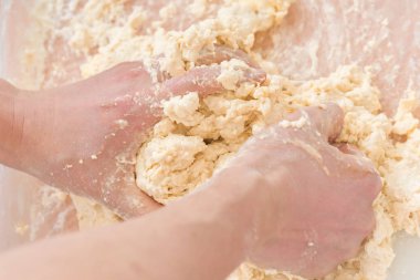 El hamur yoğurmak kadar yakın 