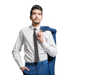 Çekici genç bir beyaz gömlek, kravat ve ceket onun shoulderon beyaz bir arka plan asılı. İzole