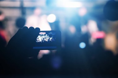 Bir gece kulübünde smartphone dizide adam kaldırır