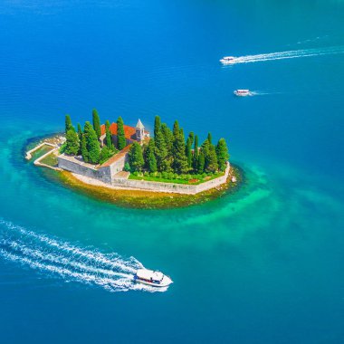 Mavi denizin içinde bir manastır ile adanın üstten görünüm