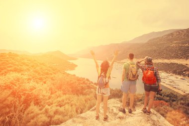 Bir grup insan deniz Harbor'da batımını tepe üzerinde