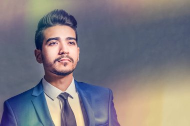 Güneş ışığı altında mavi elbiseli Genç çekici adam