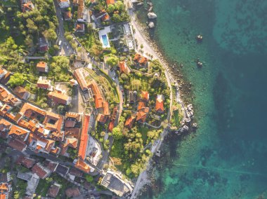 Deniz kenarında güzel bir şehir, üstten görünüm