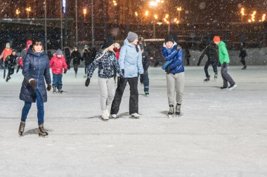 Kazan, Rusya, 22 Ocak, 2017: buz pateni pisti akşamları insanlar