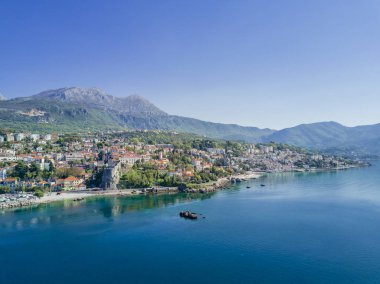 Deniz kıyısı üzerinde güzel şehrin üstten görünüm