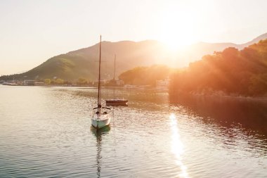 Gün batımında iki Yatlar
