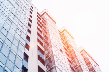 Güneş ışığı altında cam cephe ile modern gökdelen