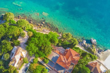 Evlerin denize yakın kırmızı kiremitli çatılar ile üstten görünüm