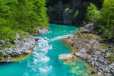 Dağlarda bir yeşil orman tarafından çevrili Nehri'nin üstten görünüm