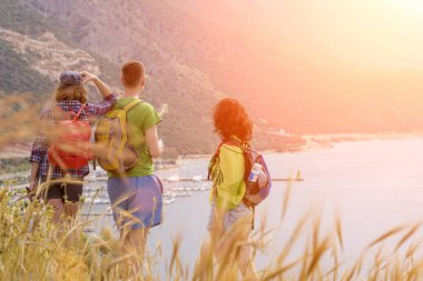 Bir grup insan deniz Harbor'da batımını tepe üzerinde