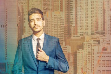 Gökdelenler arka plan üzerinde mavi elbiseli Genç çekici adam