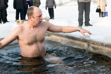 Kazan, Rusya, 28 Ocak 2017: Adam dalış Epifani Bayramı bir buz deliğe