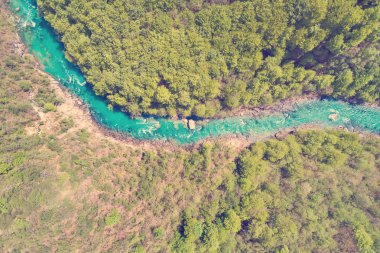 Dağlarda bir yeşil orman tarafından çevrili Nehri'nin üstten görünüm