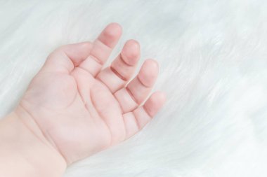 Bebek el kabarık beyaz bir arka plan üzerinde