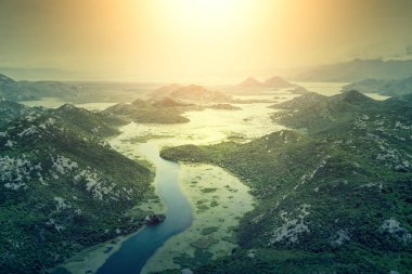 Yeşil algler Dağları ile kaplı bir nehrin üstten görünüm