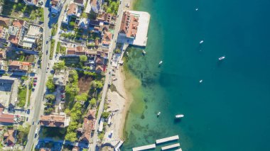 Yukarıdan bir güzel tatil beldesi deniz kenarında görüntüleyin
