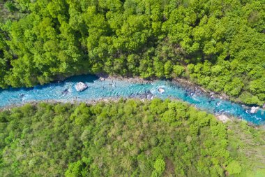 Dağlarda bir yeşil orman tarafından çevrili Nehri'nin üstten görünüm