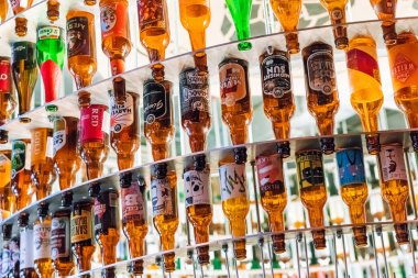 Duvar aydınlatma pub ile boş şişe