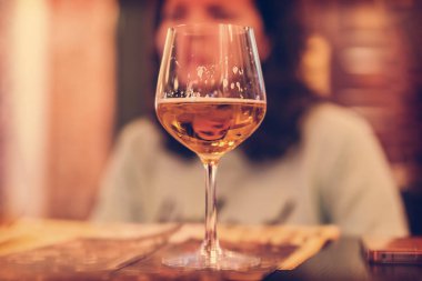 Bira ve bir kadının içinde belgili tanımlık geçmiş bulanık yapısı ile cam