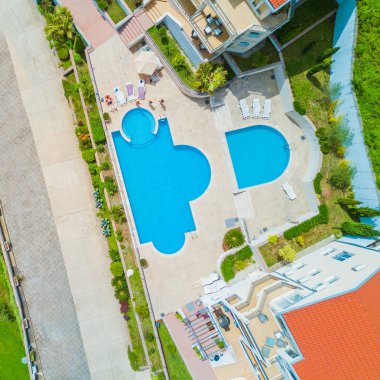 İnsanların havuz kenarında üstten görünüm