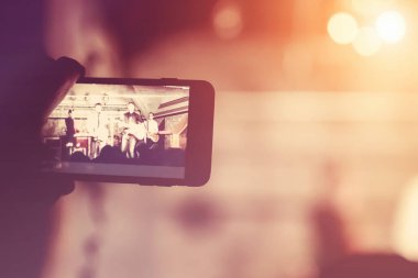 Bir gece kulübünde smartphone dizide adam kaldırır