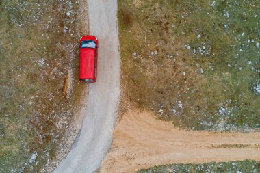 Kırmızı araba ayakta yan tarafındaki karayolu, üstten görünüm