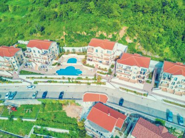 Bir yüzme havuzu ile evlerin üstten görünüm