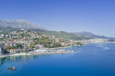 Bir marina ile güzel şehrin üstten görünüm