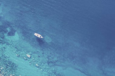 Denizin içinde beyaz bir teknenin üstten görünüm