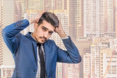 Elle gökdelenler arka plan üzerinde kafa yakınındaki mavi elbiseli Genç çekici adam